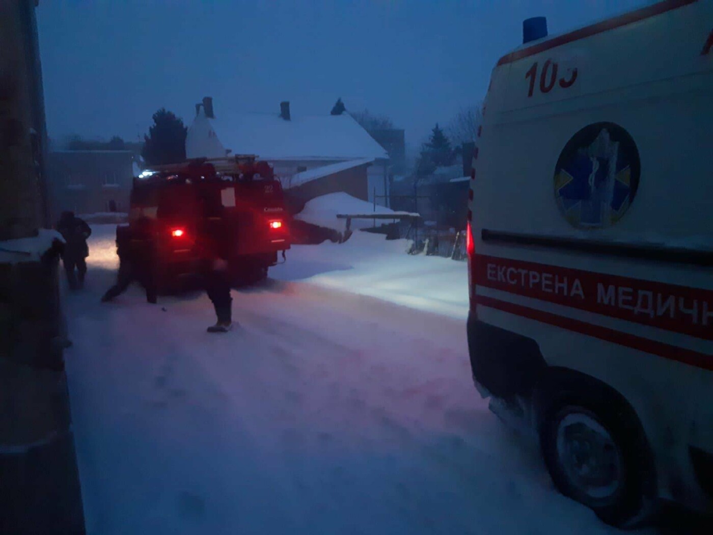 У "сніговій пастці" опинилося 43 транспортних засобів