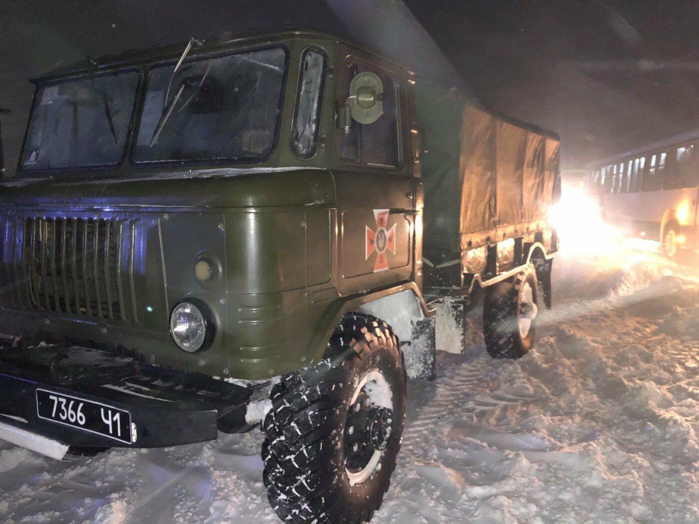 У "сніговій пастці" опинилося 43 транспортних засобів