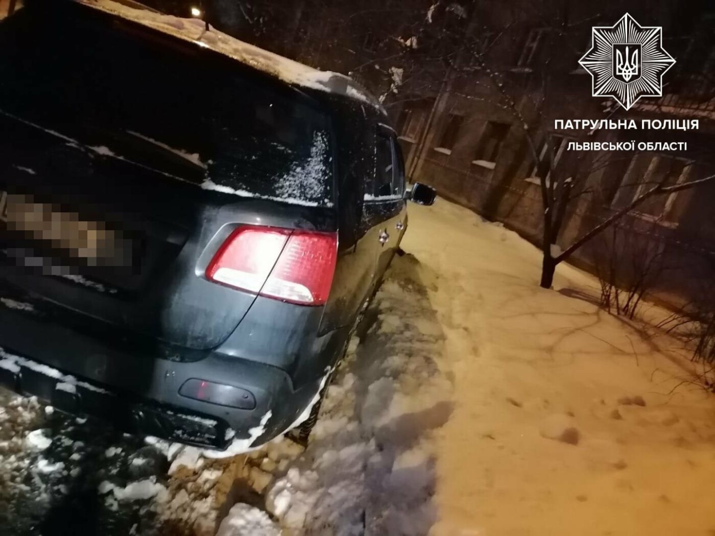 П'яний водій влетів у кучугуру снігу П'яний водій влетів у кучугуру снігу, Фото: патрульна поліція Львівщини