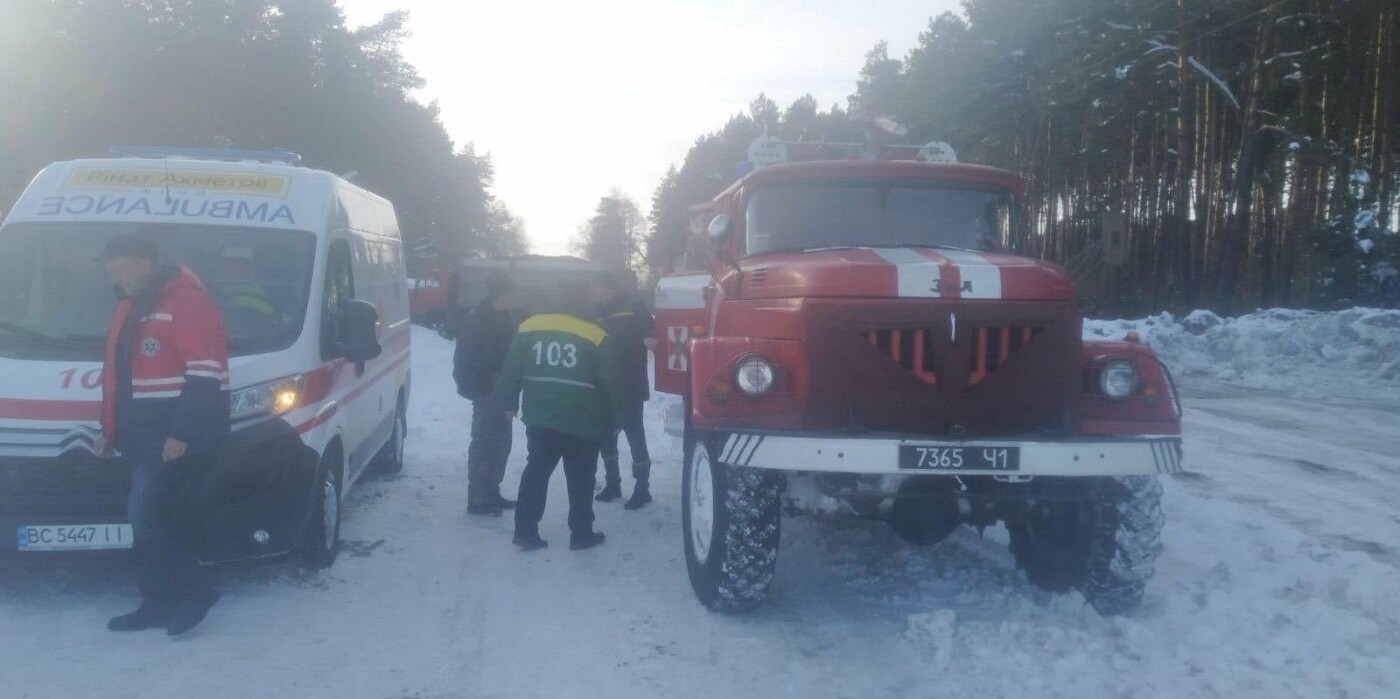 На Львівщині медиків відвезли до хворого на пожежній машині, Фото - ДСНС Львівщини