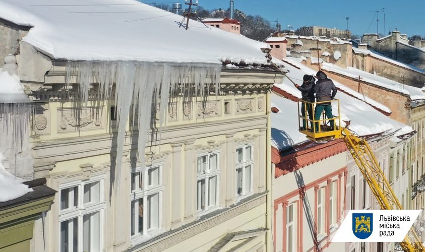 Комунальники очищують дахи Львова від буруль Комунальники очищують дахи Львова від буруль, Фото - ЛМР