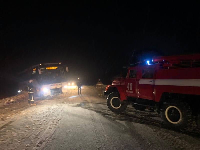 На Львівщині автобус з пасажирами злетів у кювет через негоду, - ФОТО