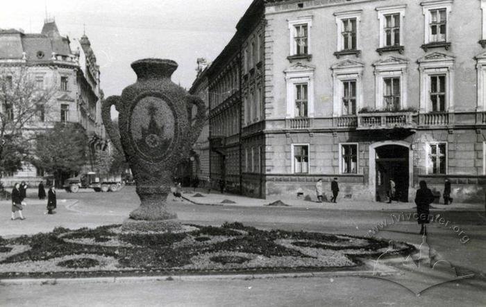 Декоративний квітник у вигляді вази Декоративний квітник у вигляді вази, Фото:uma.lvivcenter.org
