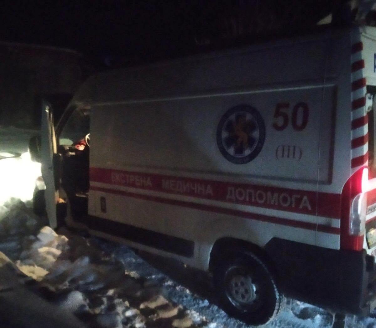  На Львівщині карета швидкої застрягла у снігу: всередині була хвора жінка, - ФОТО
