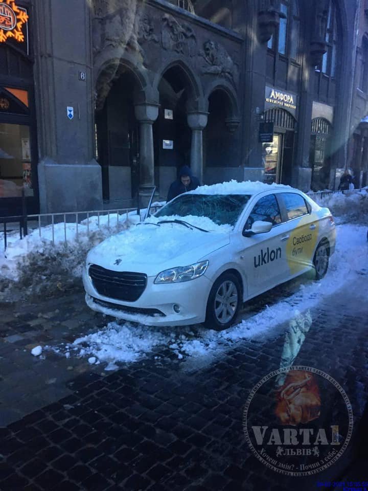 Брили снігу пошкодили у Львові 5 авто Брили снігу пошкодили у Львові 5 авто, Фото: Варта-1