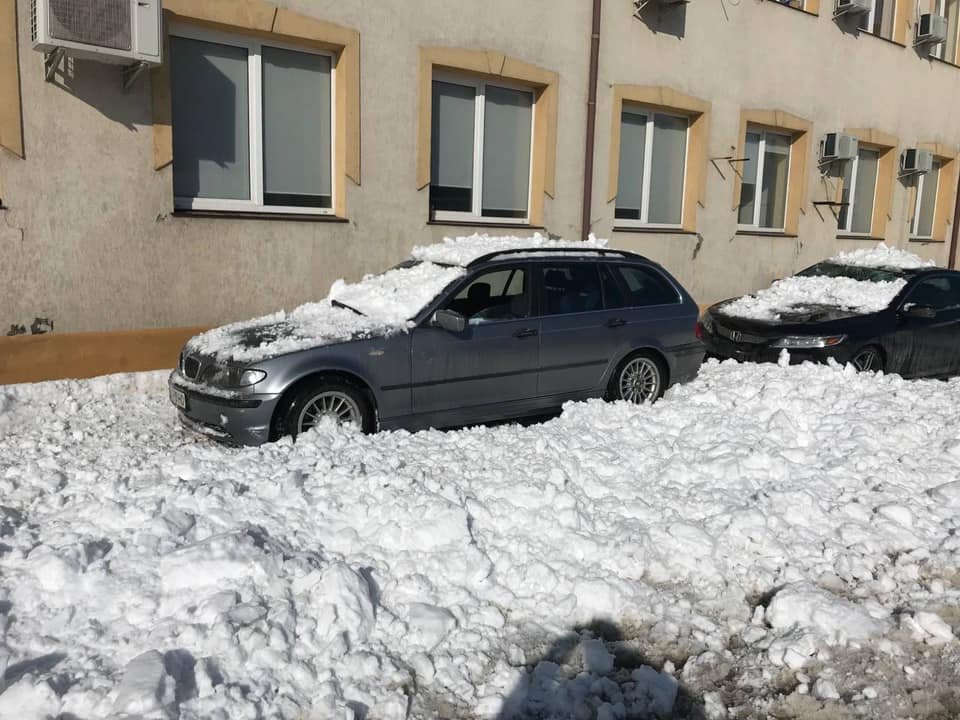 Брили снігу пошкодили у Львові 5 авто Брили снігу пошкодили у Львові 5 авто, Фото: Варта-1