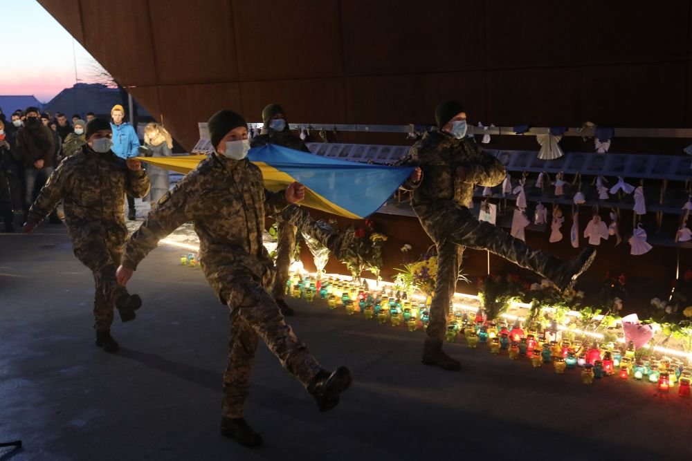 У пам’ять про Небесну Сотню у небо запустили світлові промені У пам’ять про Небесну Сотню у небо запустили світлові промені, Фото: Роман Балук