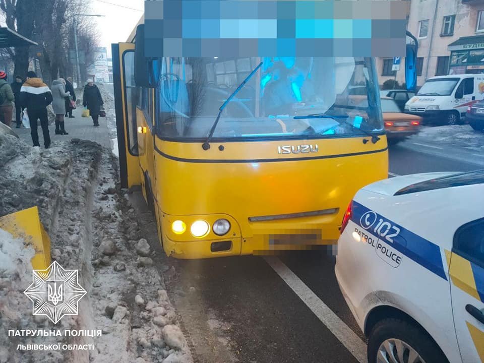 Двоє водіїв маршруток намагалися дати хабаря патрульним, - ФОТО