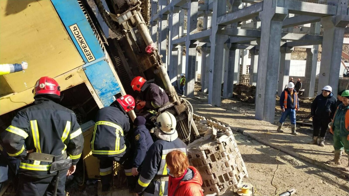Рятувальники вивільнили чоловіка, якого затиснув кран