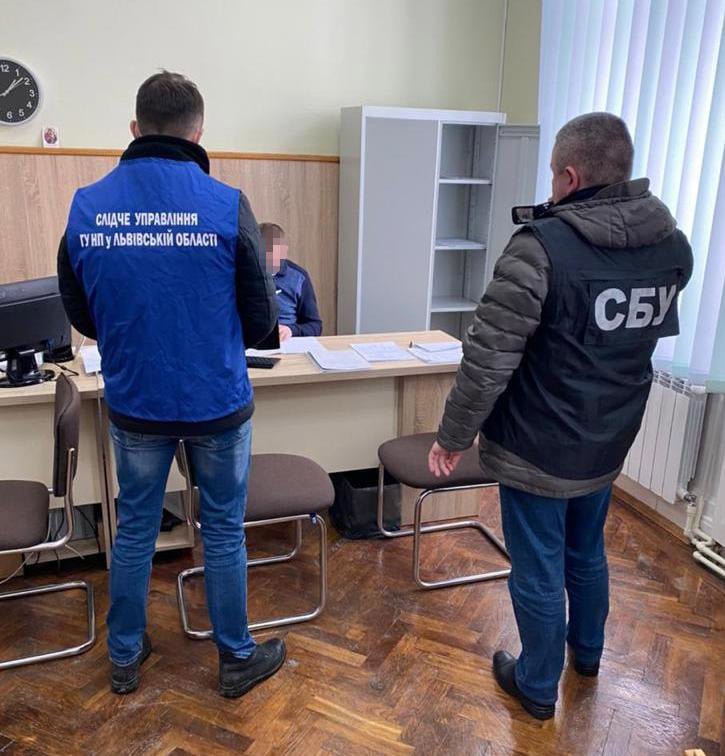 Фото - поліція Львівщини, У Дрогобичі чиновника затримали на хабарі У Дрогобичі чиновника затримали на хабарі