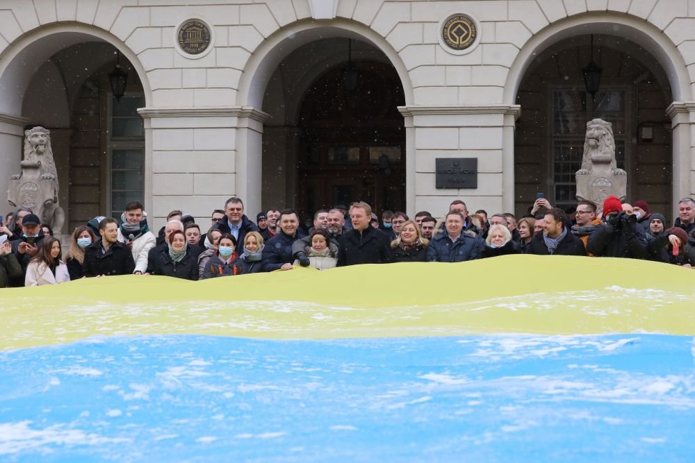 У Львові заспівали Гімн України та розгорнули гігантський прапор, - ФОТО, ВІДЕО