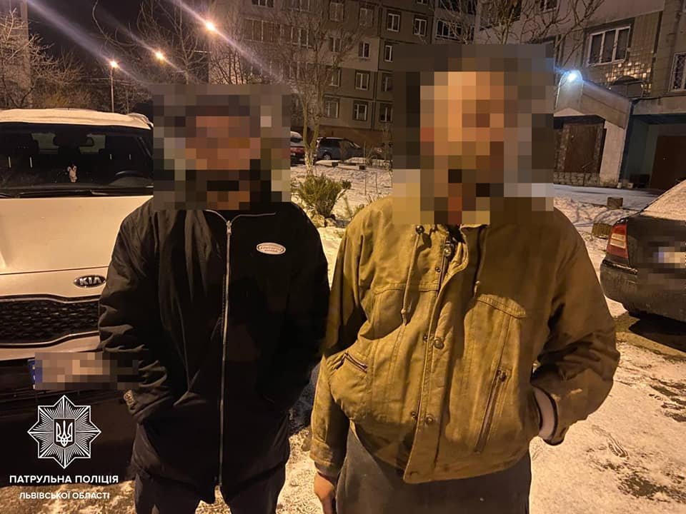 Двоє зловмисників зливали паливо з чужого автомобіля