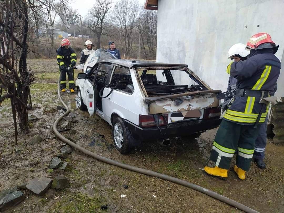 На Львівщині згорів припаркований автомобіль, - ФОТО