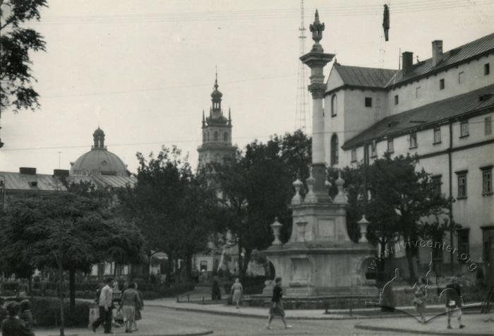 Колона св. Яна з Дуклі у сквері перед Бернардинським костелом, Фото: uma.lvivcenter.org
