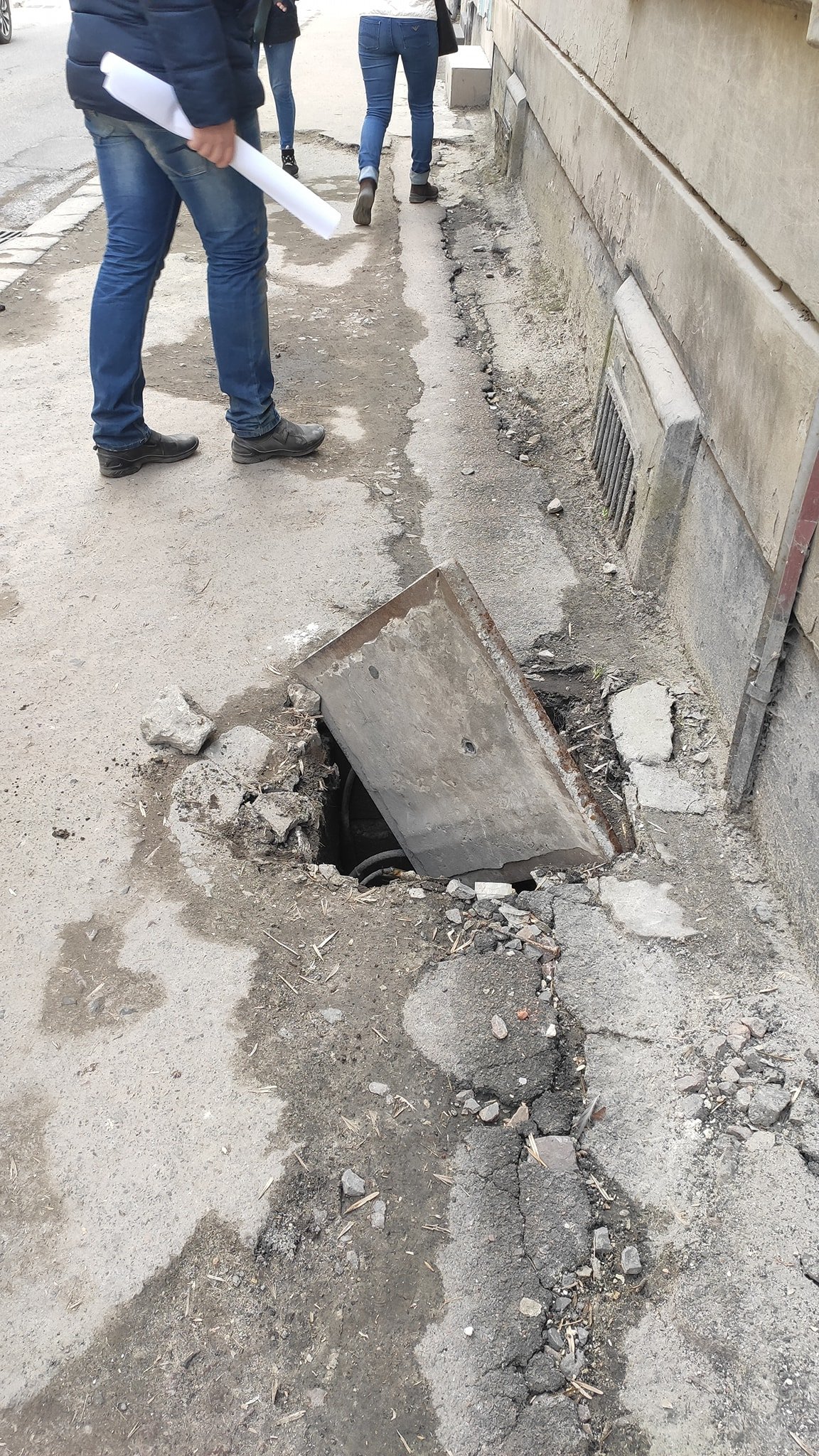 Фото - Гаряча лінія міста Львова, аварійний люк на вулиці Палія у Львові аварійний люк на вулиці Палія у Львові