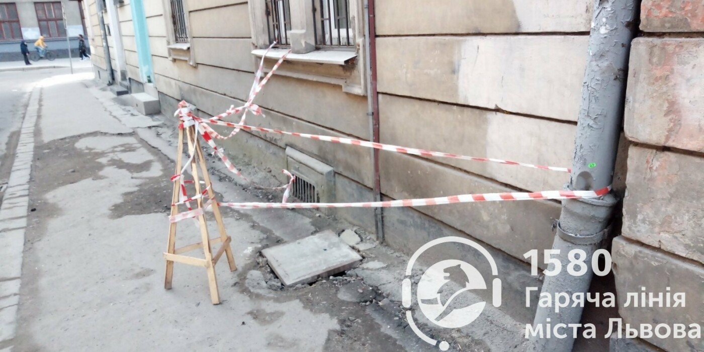 Фото - Гаряча лінія міста Львова, аварійний люк на вулиці Палія у Львові аварійний люк на вулиці Палія у Львові