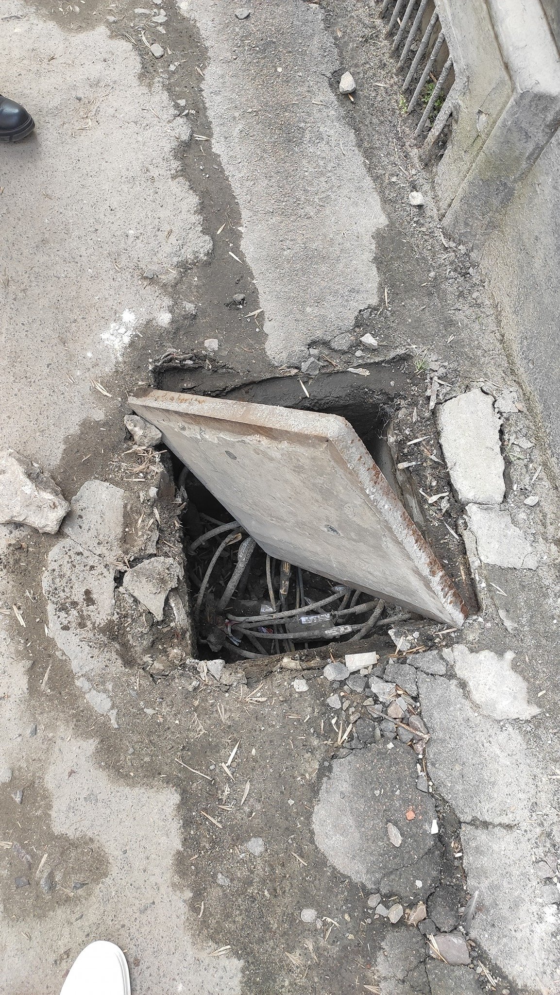 Фото - Гаряча лінія міста Львова, аварійний люк на вулиці Палія у Львові аварійний люк на вулиці Палія у Львові