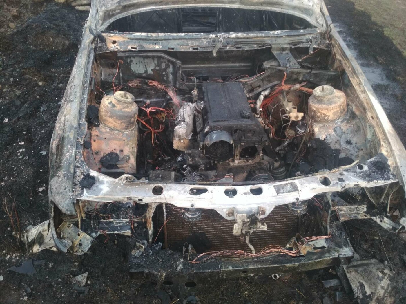 На Львівщині через спалювання сухої трави повністю згорів автомобіль Ford, - ФОТО
