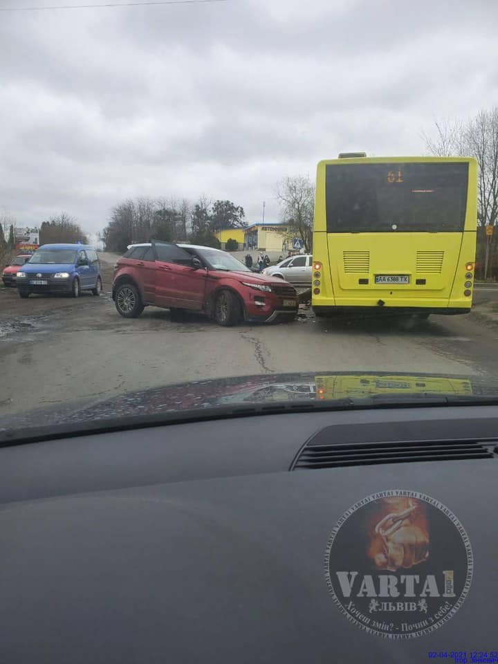 ДТП у Львові: водійка авто зіткнулася із пасажирським автобусом,- ФОТО