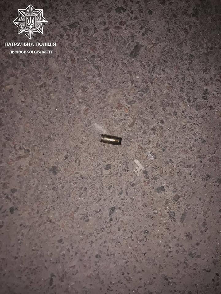 У Львові затримали двох чоловіків, яких підозрюють у стрілянині, Фото: пресслужб Патрульної поліції Львівщини