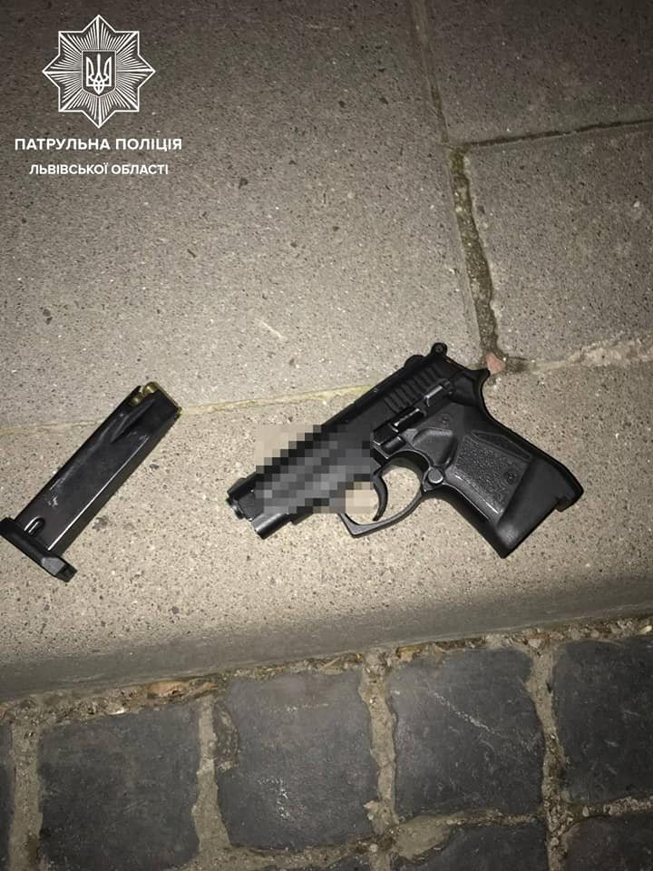 Стрілянина у Львові: патрульні затримали двох місцевих жителів, - ФОТО