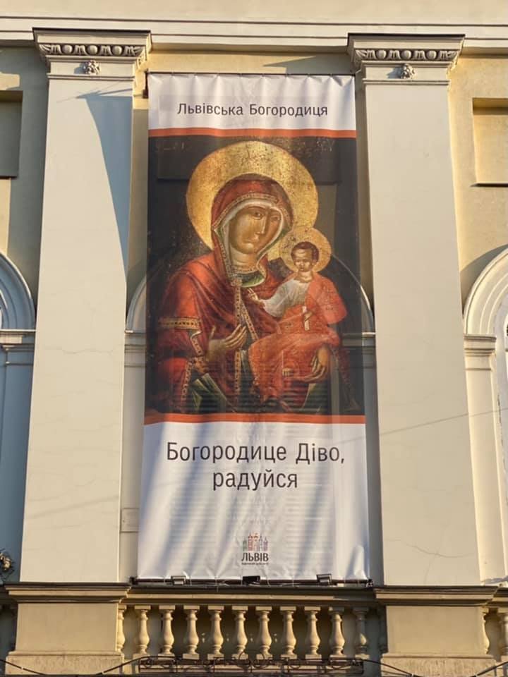 На фасаді Ратуші розмістили банер із іконою Львівської Богородиці, - ФОТО