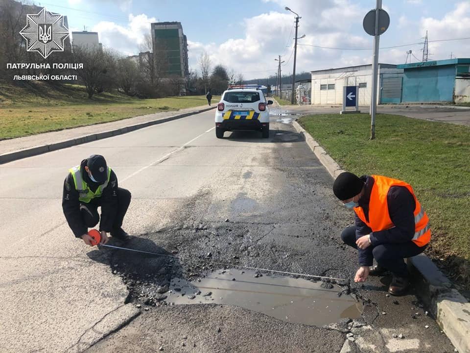 На дорогах Львівщини мірятимуть вибоїни після зими, - ФОТО