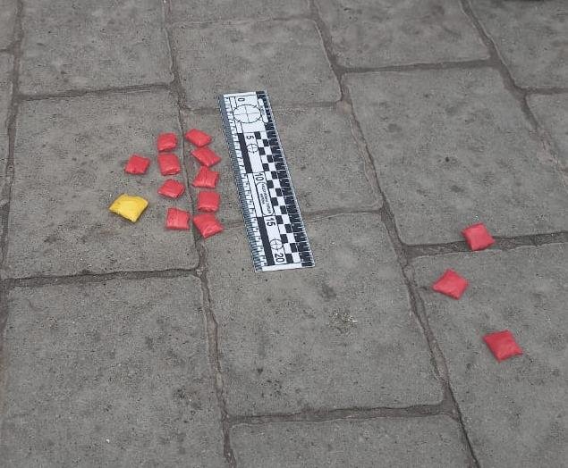 Ховав наркотики у клумбі: у Львові впіймали 
