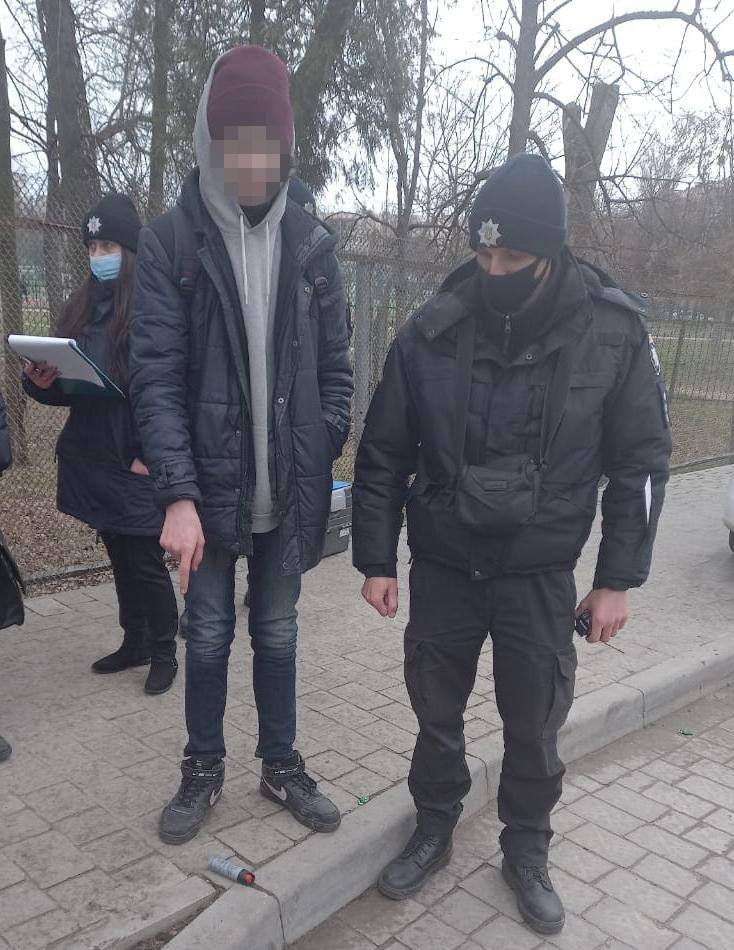 Поліцейські спільно з небайдужими громадянами викрили "закладчика" наркотиків, Фото: поліція