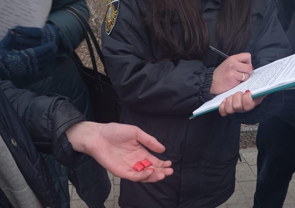 Поліцейські спільно з небайдужими громадянами викрили "закладчика" наркотиків, Фото: поліція
