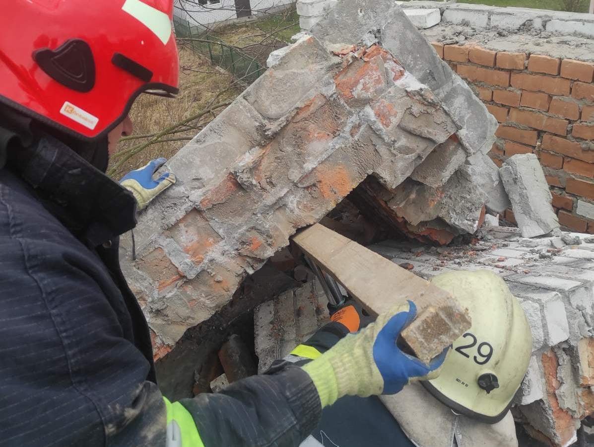 На Львівщині обвалилася стіна закинутої будівлі: є загиблий, - ФОТО