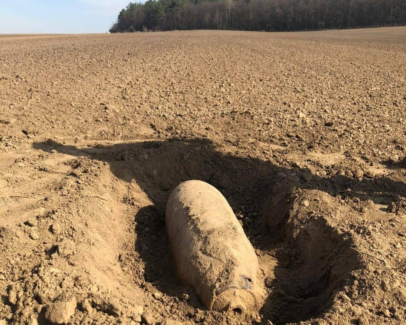 На Львівщині під час земляних робіт в полі виявили авіаційну бомбу, - ФОТО
