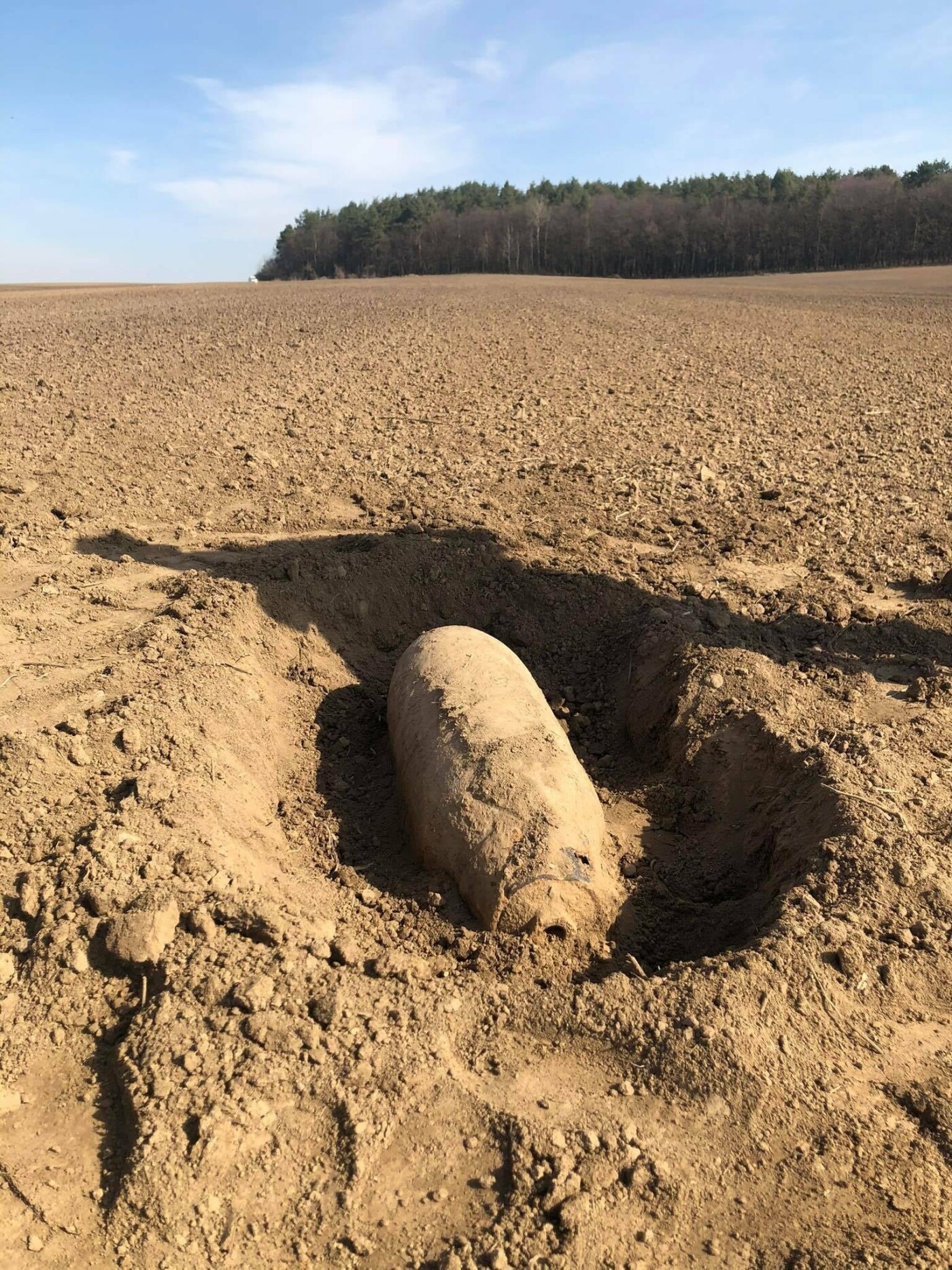 Небезпечну знахідку виявили під час земляних робіт, Фото: ДСНС