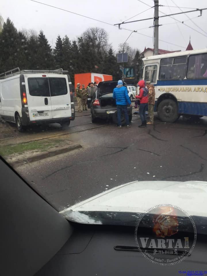 У Львові в ДТП попав автобус із військовими: аварія паралізувала рух транспорту, - ФОТО