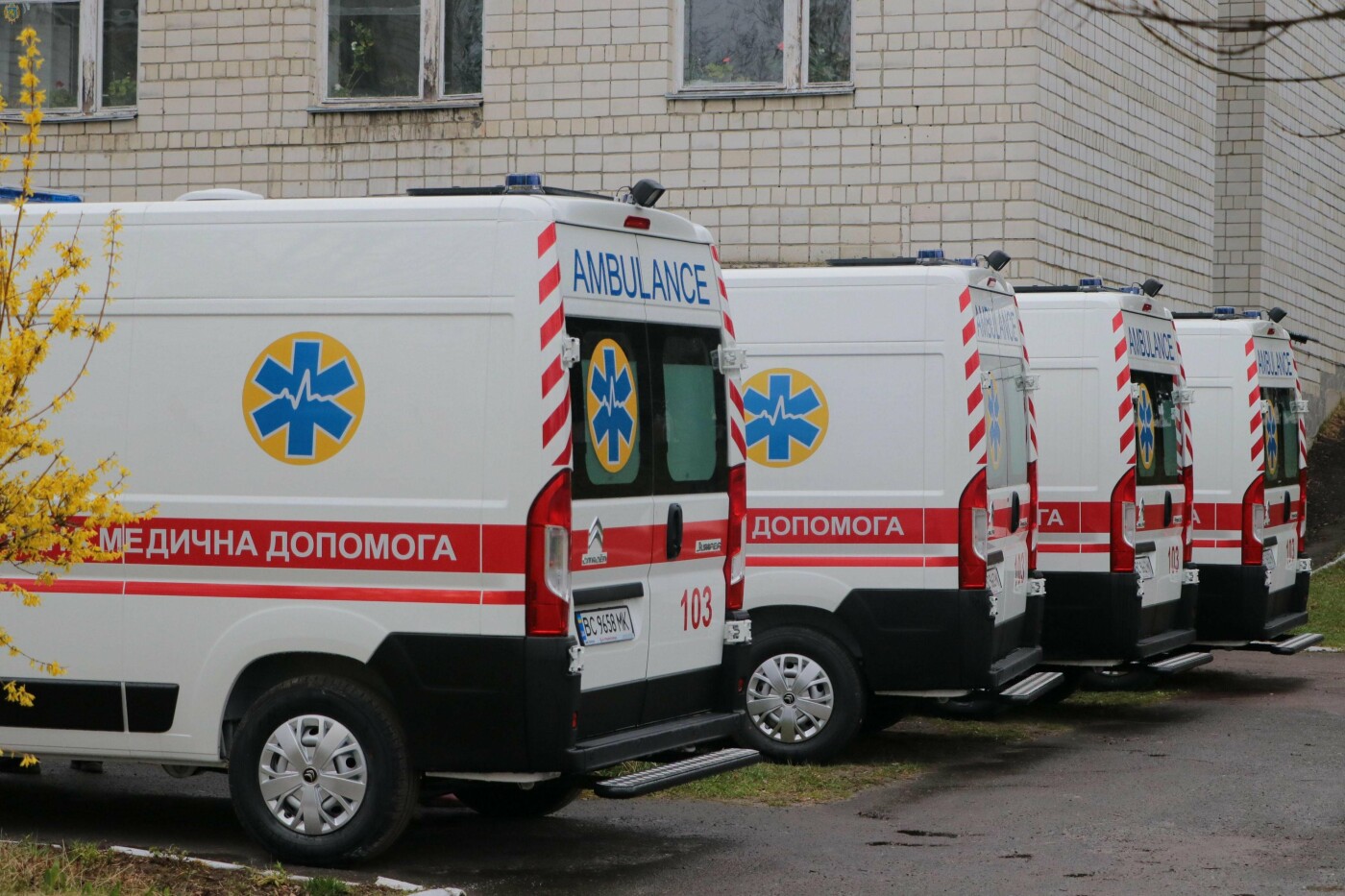 На Львівщину передали 10 нових автомобілів "швидкої", Фото: пресслужби Львівської ОДА