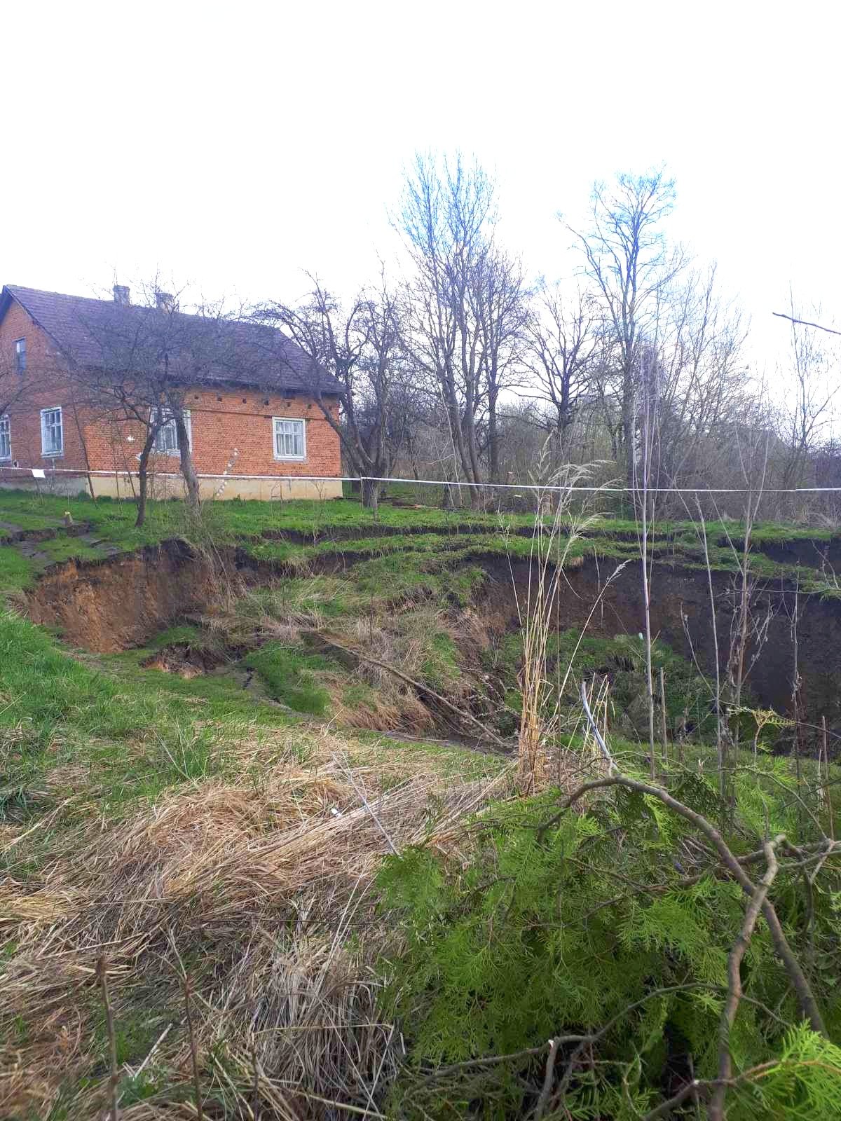 Біля будинку утворилося карстове провалля, Фото: Держекоінспекція