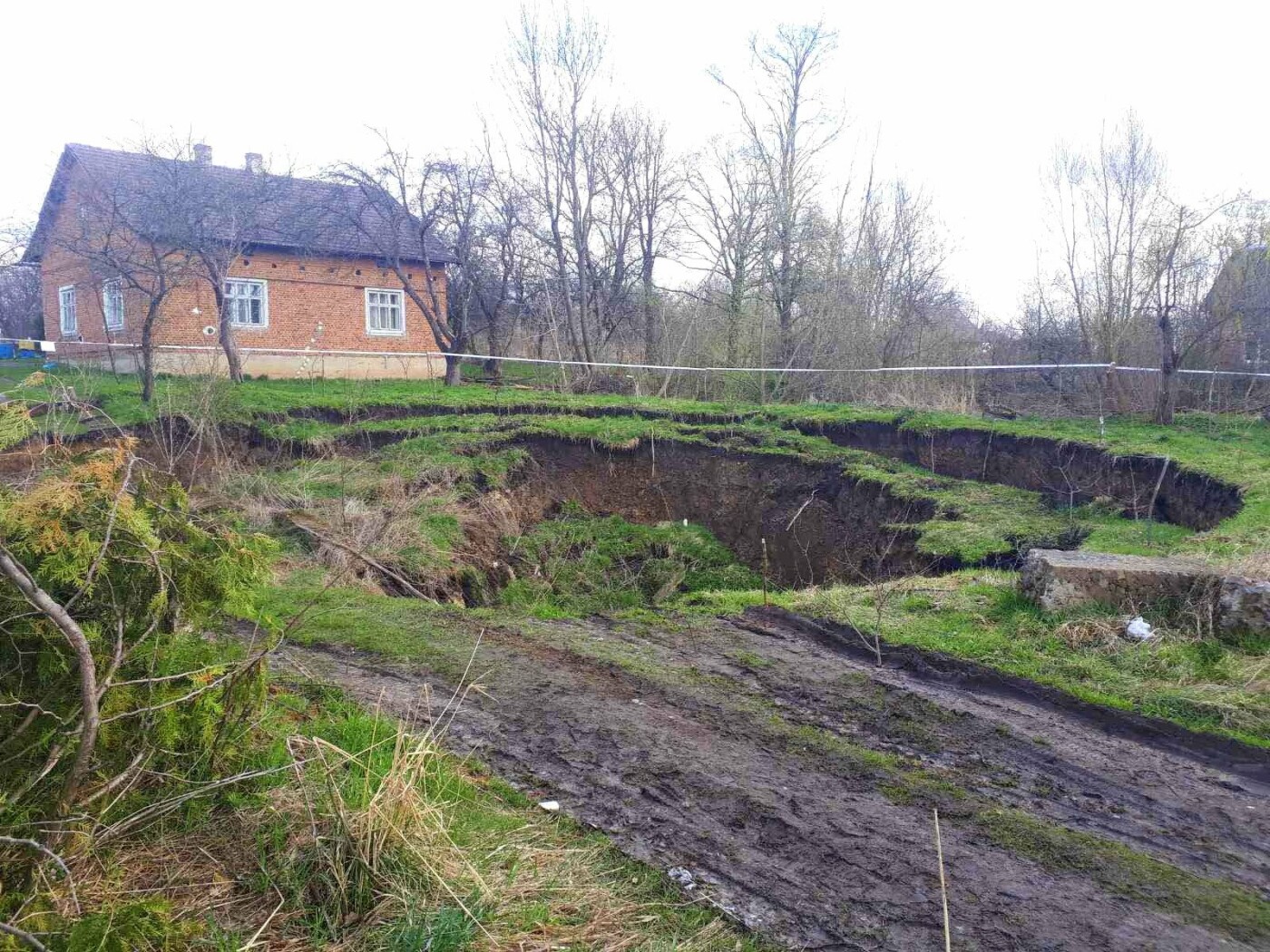 Поруч із житловим будинком на Львівщині утворилося карстове провалля, - ФОТО