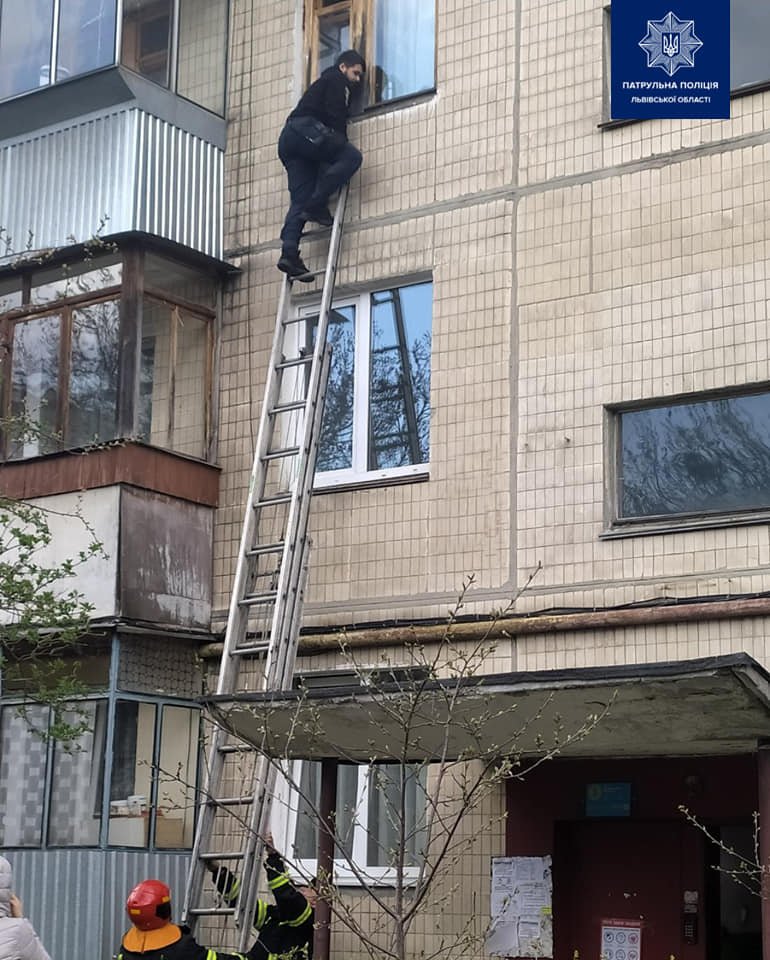 У Львові патрульні піднялися по драбині на третій поверх, щоб допомогти хворому на аутизм, - ФОТО