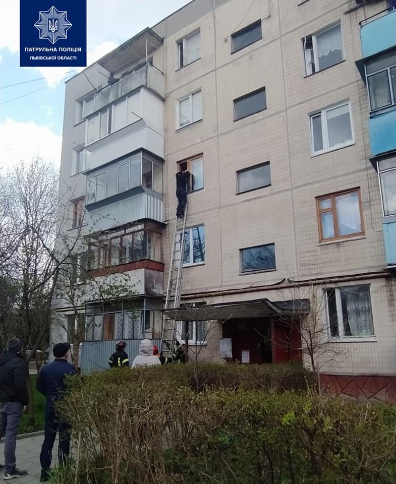 Роман Чернюх піднявся до помешкання, Фото: Патрульна поліція Львівської області