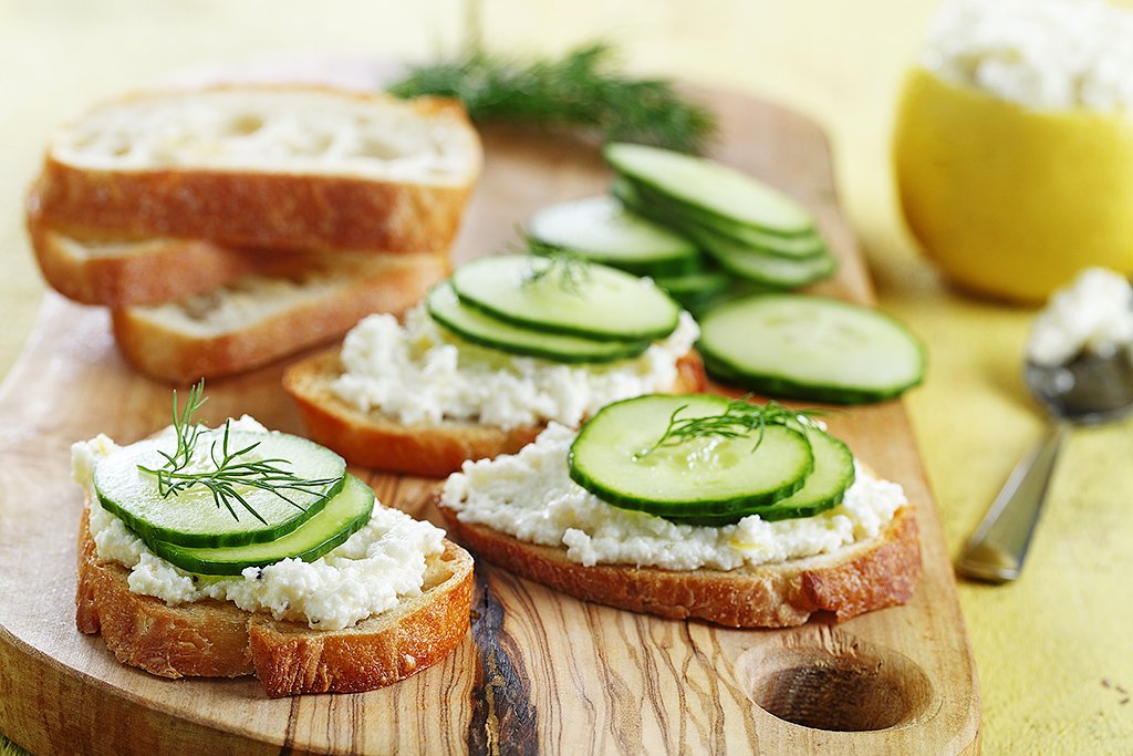 Канапе з бринзою й огірком Канапе з бринзою й огірком, Фото: canolaeatwell.com