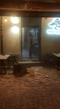 На літній майданчик у центрі Львова обвалилася частина фасаду будинку, - ФОТО