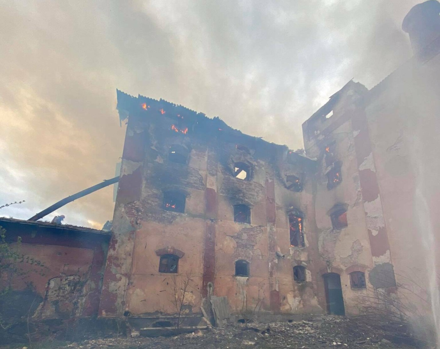 На Львівщині горів колишній пивзавод, - ФОТО, ВІДЕО