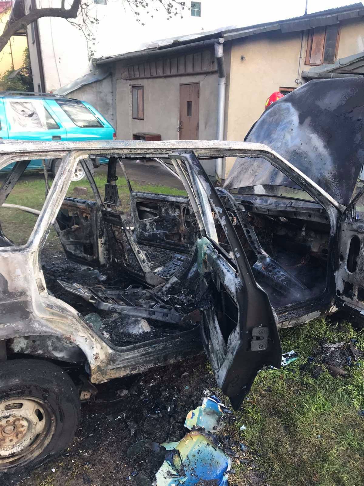 У Львові згорів ВАЗ, - ФОТО