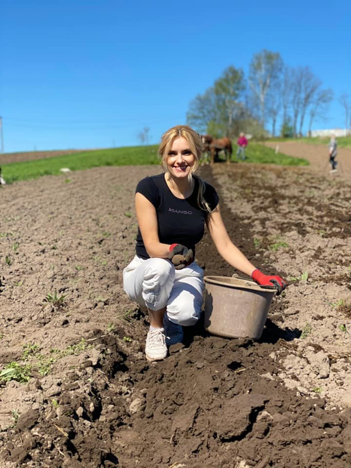 Ірина Федишин саджає картоплю, Фото: Фейсбук Ірини Федишин