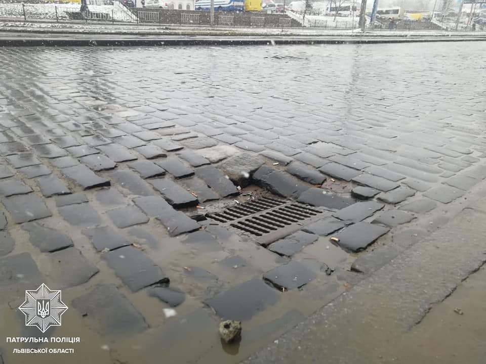 Стан автомобільних доріг після зими на Львівщині, Фото - патрульна поліція Львівщини