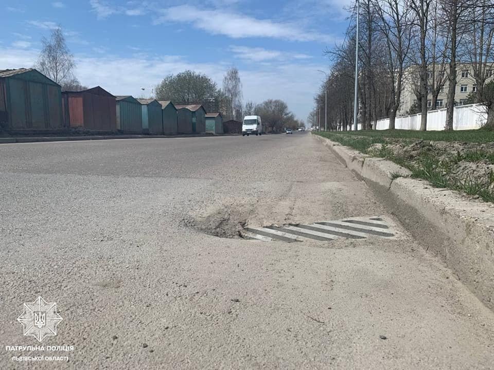 Патрульна поліція показала стан доріг на Львівщині після зими, - ФОТО