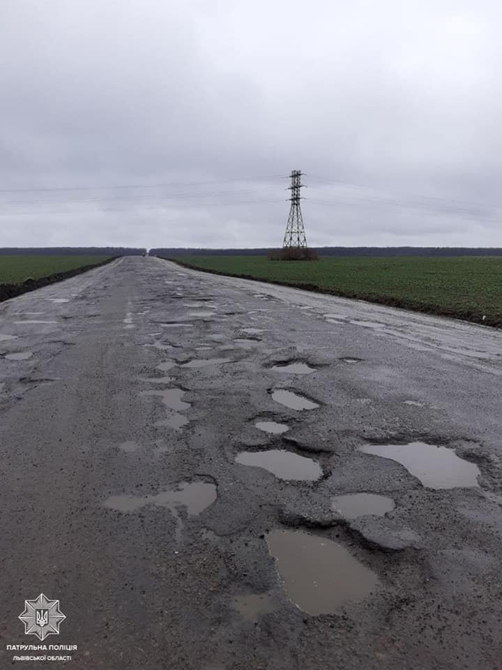 Стан автомобільних доріг після зими на Львівщині, Фото - патрульна поліція Львівщини