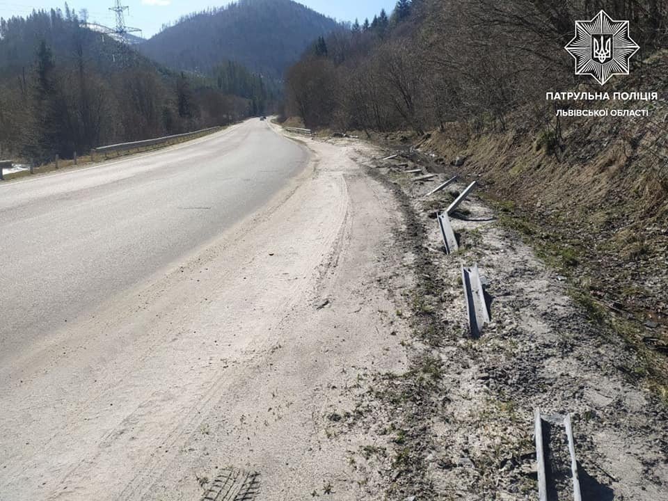 Стан автомобільних доріг після зими на Львівщині, Фото - патрульна поліція Львівщини