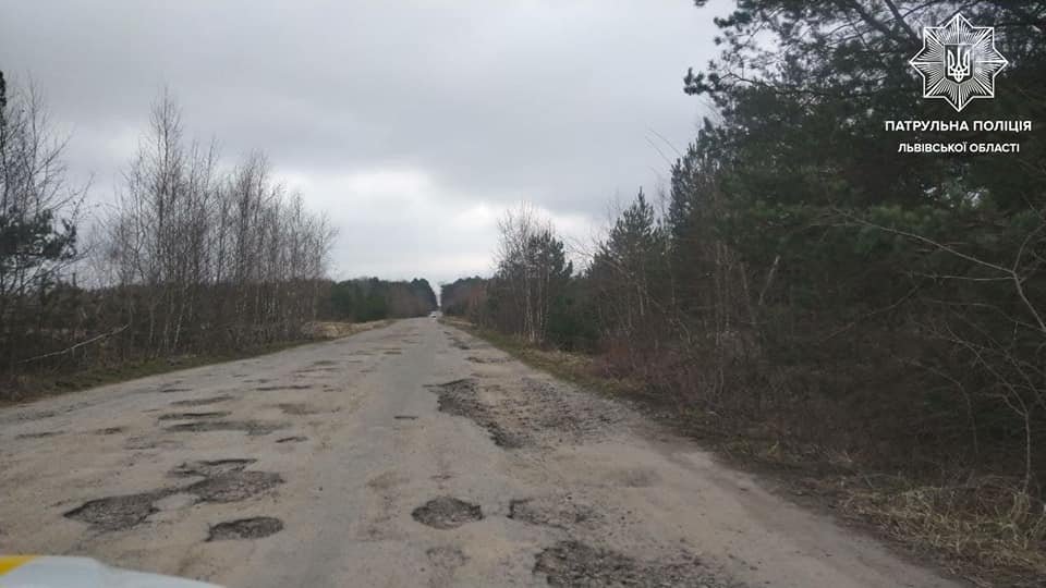 Стан автомобільних доріг після зими на Львівщині, Фото - патрульна поліція Львівщини