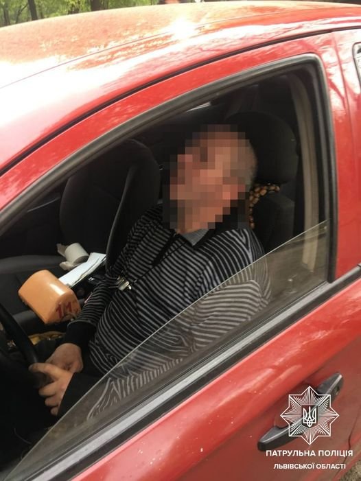 Нетверезий водій заснув під час оформлення на нього адмінматеріалів